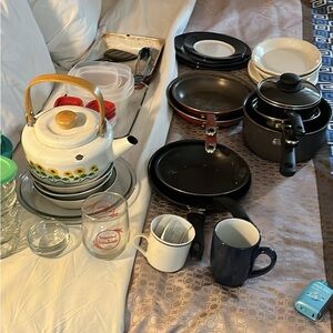 Sunflower Design White Teapot with Yellow Handle